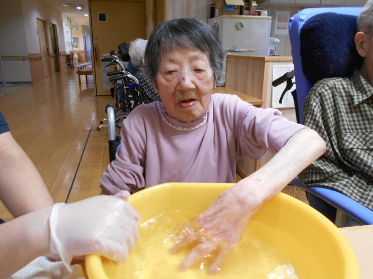 社会福祉法人 常陽会 | 手浴をしました ♨ - 新潟市 地域に根ざした介護福祉サービス